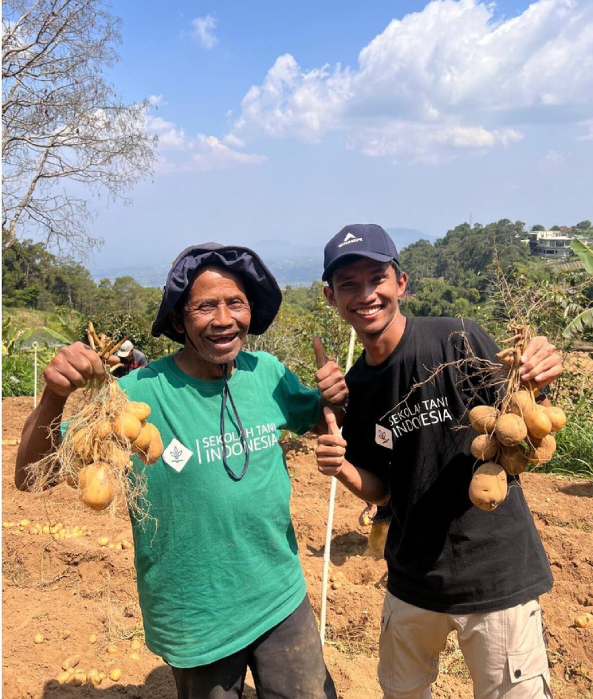 Petani bersama tim Sekolah Tani Indonesia